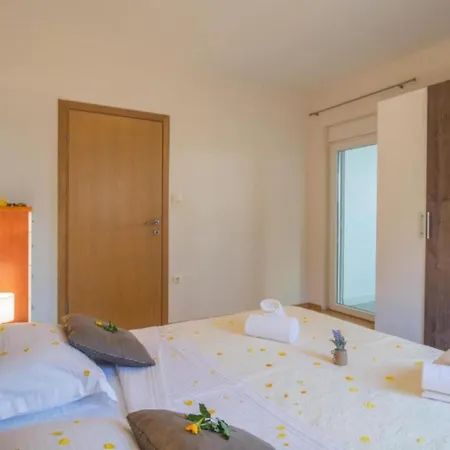 Σπίτι διακοπών Six Bedroom House With Pool *