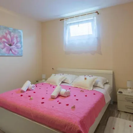 Six Bedroom House With Pool * بنكوفاتش