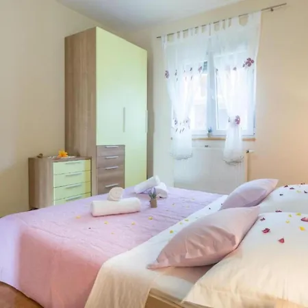 Six Bedroom House With Pool بيت للعطل
