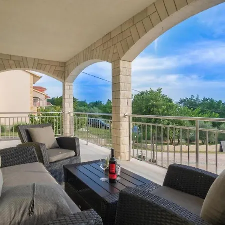 بيت للعطل Six Bedroom House With Pool