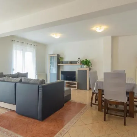 بيت للعطل Six Bedroom House With Pool *