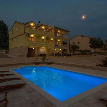 Six Bedroom House With Pool بيت للعطل