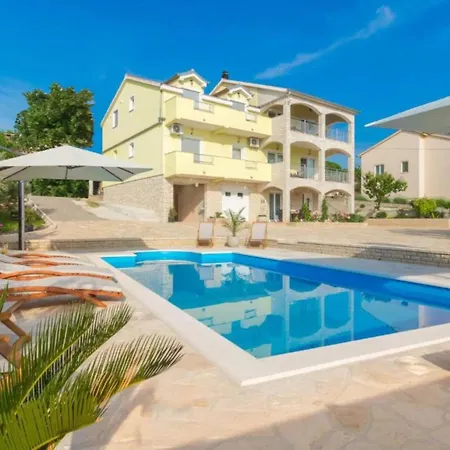 بيت للعطل Six Bedroom House With Pool *