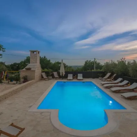 بيت للعطل Six Bedroom House With Pool