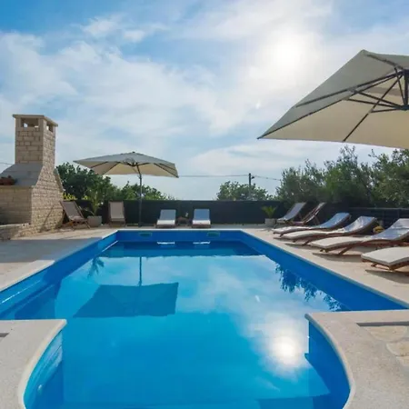 Six Bedroom House With Pool بيت للعطل *