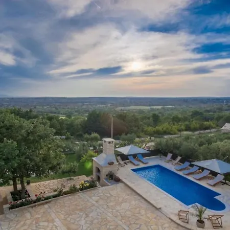 بيت للعطل Six Bedroom House With Pool *