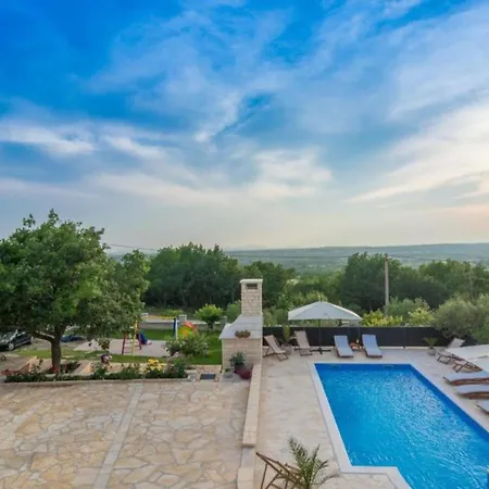 بيت للعطل Six Bedroom House With Pool
