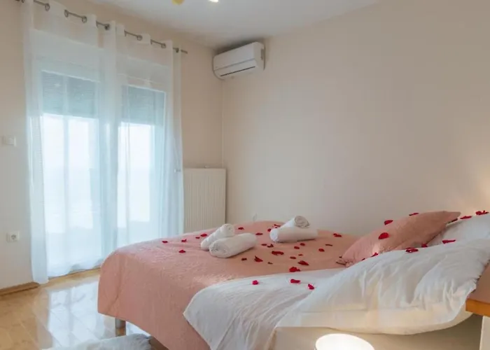 Six Bedroom House With Pool * Benkovac