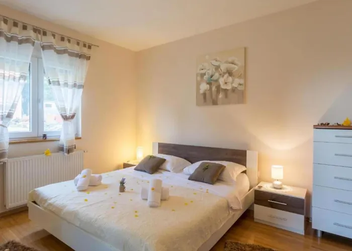 Σπίτι διακοπών Six Bedroom House With Pool
