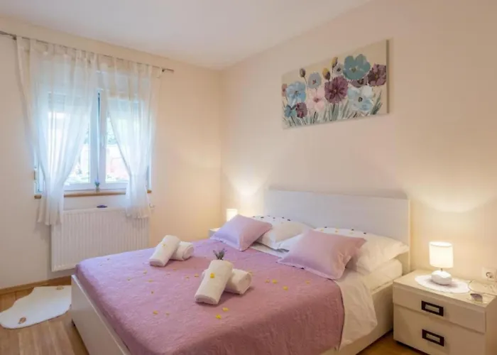 Six Bedroom House With Pool Benkovac
