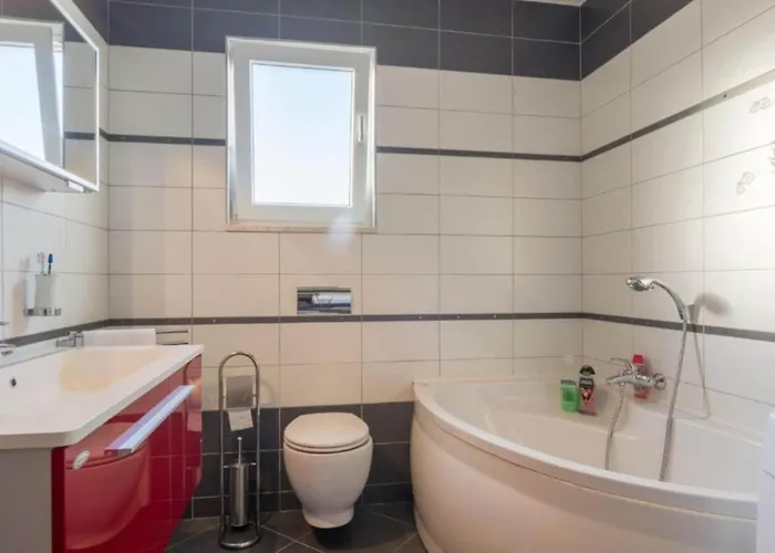 Six Bedroom House With Pool Benkovac
