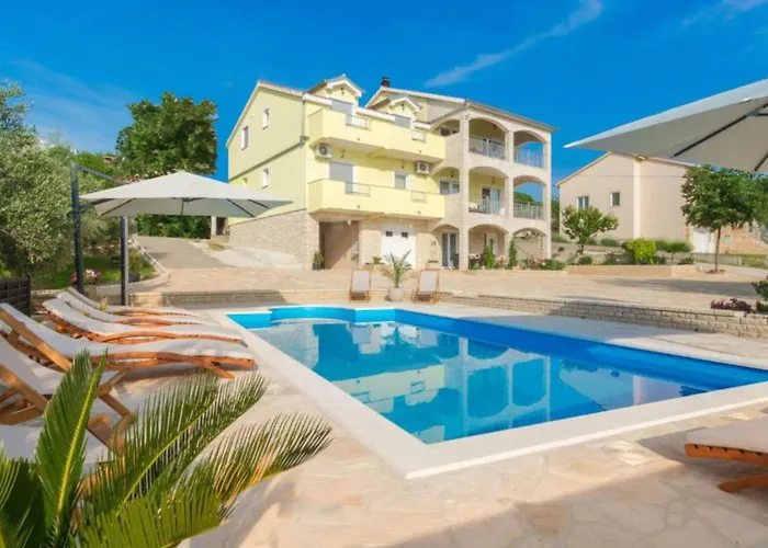 Σπίτι διακοπών Six Bedroom House With Pool *