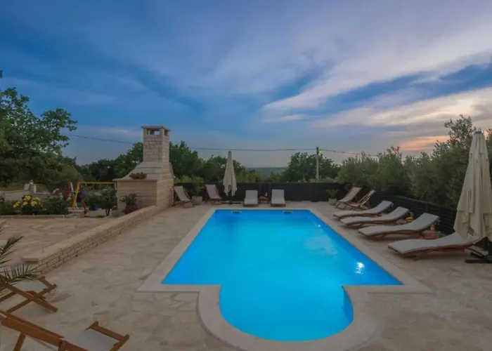 Σπίτι διακοπών Six Bedroom House With Pool