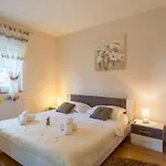 بيت للعطل Six Bedroom House With Pool