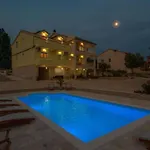 Six Bedroom House With Pool بيت للعطل