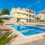 بيت للعطل Six Bedroom House With Pool *