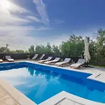 Six Bedroom House With Pool Tatil Evi Benkovac
