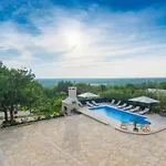 بيت للعطل Six Bedroom House With Pool