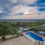 بيت للعطل Six Bedroom House With Pool *