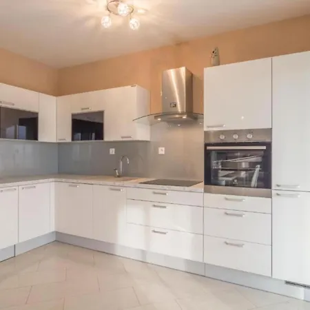 Six Bedroom House With Pool Бенковац