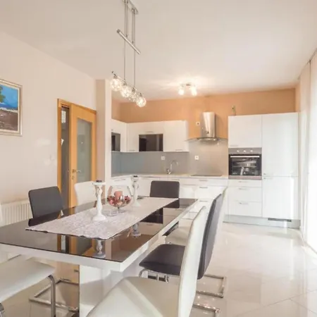 Six Bedroom House With Pool Ferienhaus *