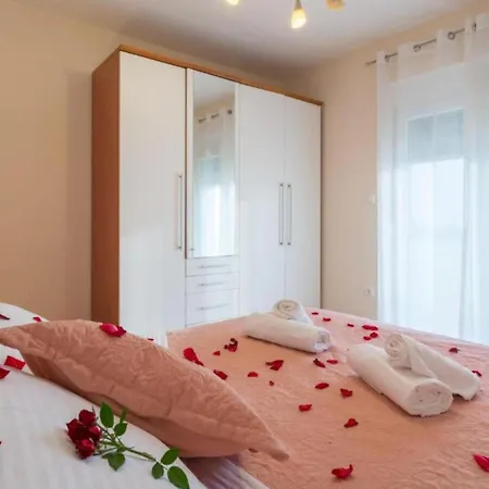 Six Bedroom House With Pool * Lisicici