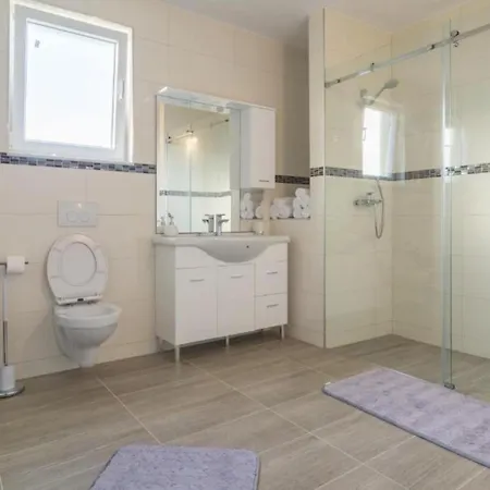 Дом отдыха Six Bedroom House With Pool Бенковац