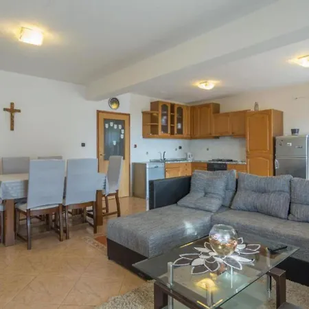 Six Bedroom House With Pool Lisicici