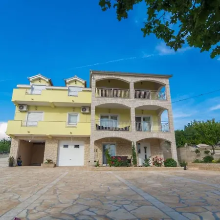 Six Bedroom House With Pool