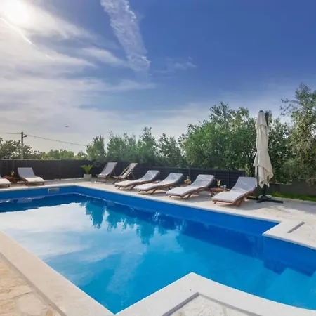 Six Bedroom House With Pool Дом отдыха Бенковац
