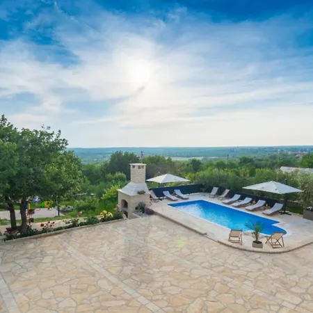 Дом отдыха Six Bedroom House With Pool