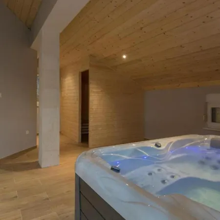 Six Bedroom House With Pool Бенковац