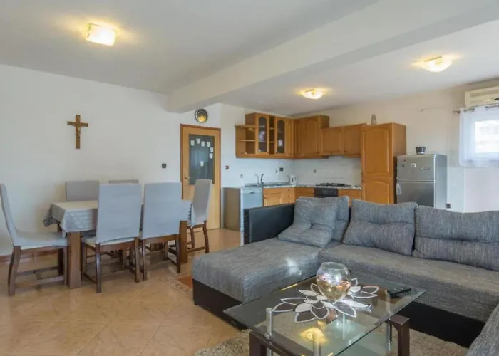 Six Bedroom House With Pool Benkovac