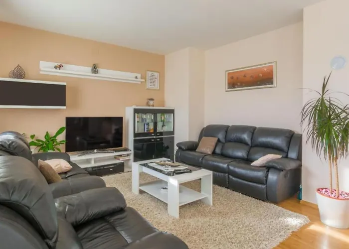 Six Bedroom House With Pool * Benkovac