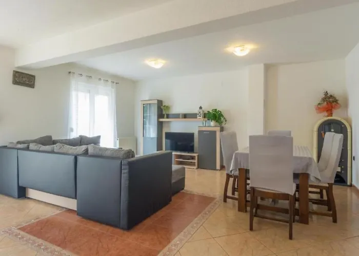 Prázdninový dům Six Bedroom House With Pool *