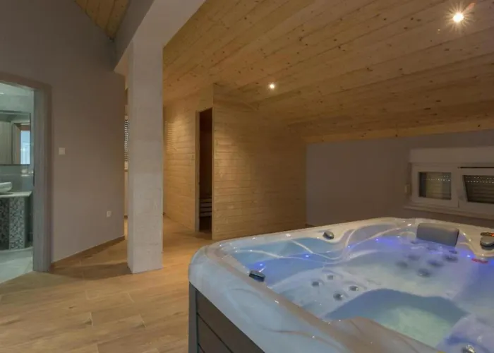 Six Bedroom House With Pool Benkovac